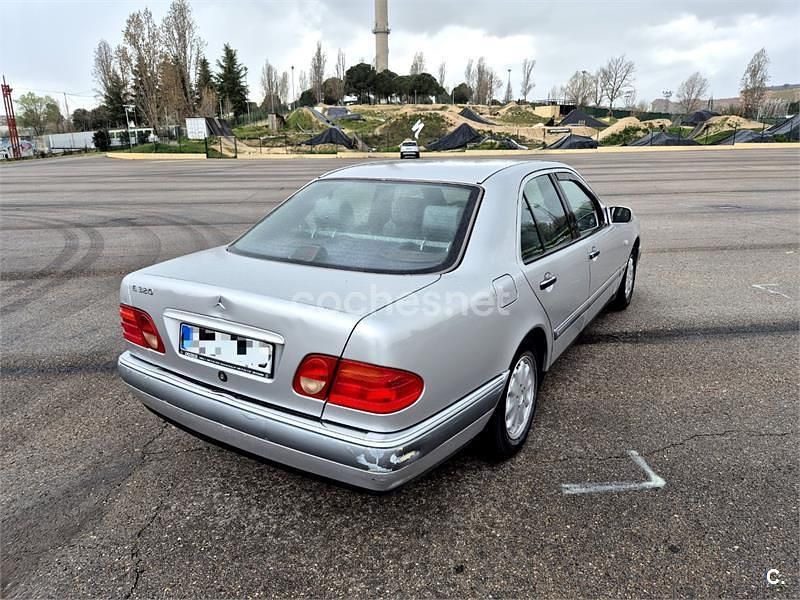 Usado Mercedes E230 Elegance 150 CV (110 kW) 1995 Gris / plata Berlina
