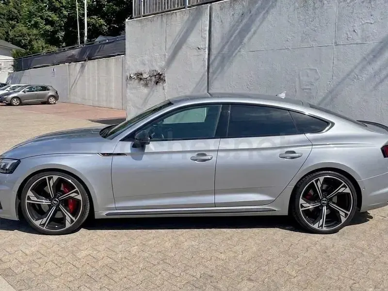 Usado Audi RS5 Sportback 450 CV (330 kW) 2020 Gris / plata Berlina