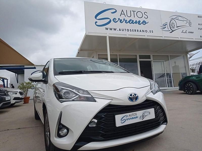 Usado Toyota Yaris Hybrid Active 100 CV (73 kW) 2020 Blanco Berlina
