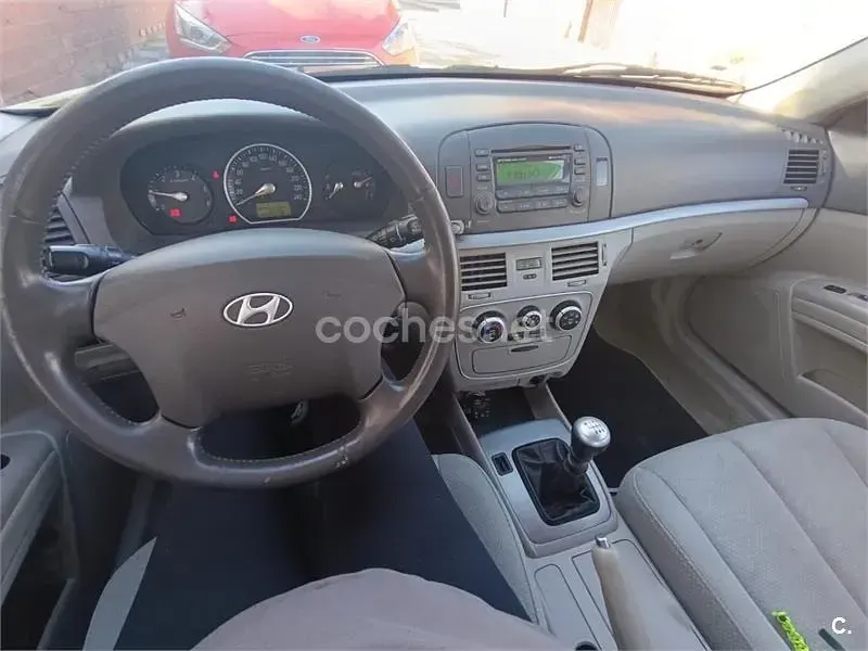 Usado Hyundai Sonata Comfort 140 CV (102 kW) 2007 Granate Berlina