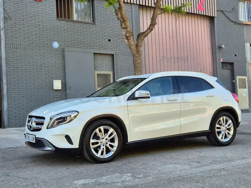 Käytetty Mercedes GLA200 Urban 136 HP (100 kW) 2015 Valkoinen Katumaasturi