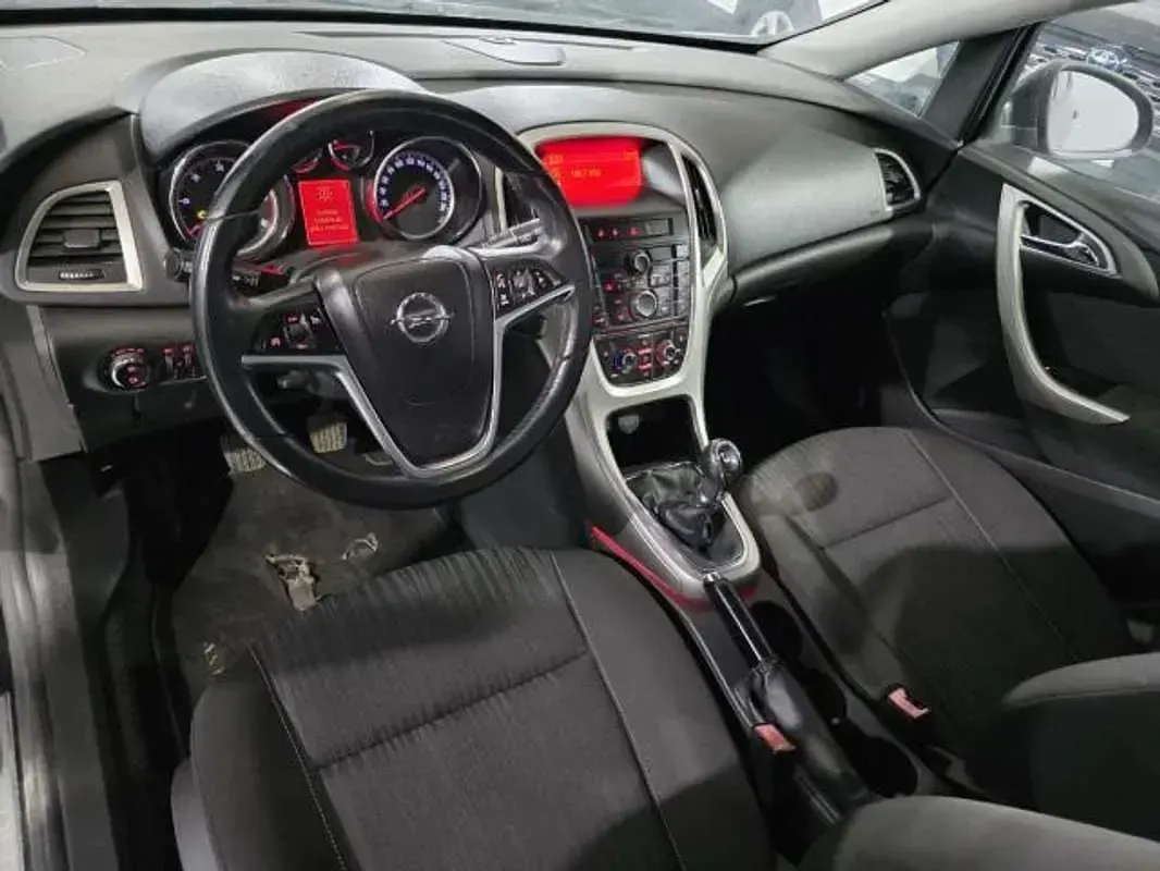 Usado Opel Astra Cosmo 110 CV (80 kW) 2010 Negro Utilitario