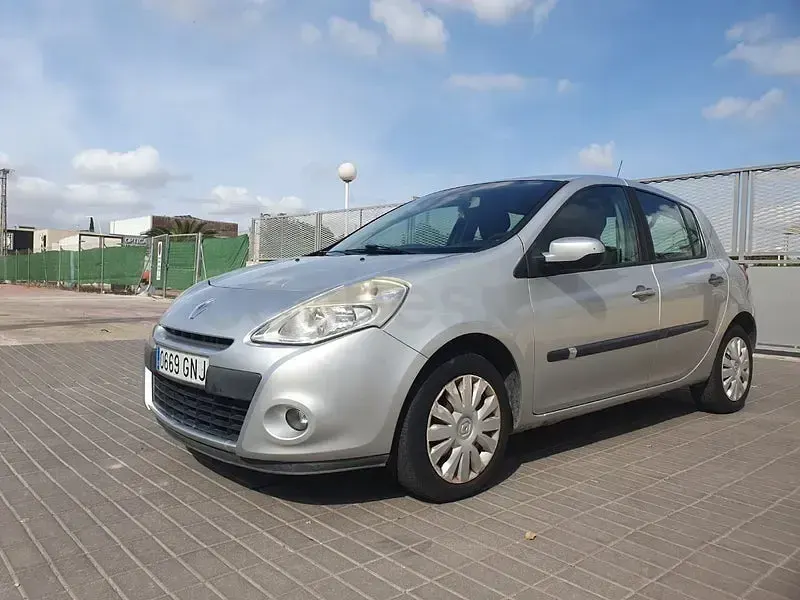 Usado Renault Clio II Exception 85 CV (62 kW) 2009 Gris / plata Berlina