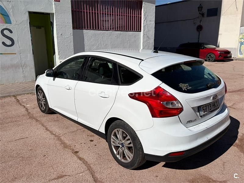 Usado Ford Focus Trend 95 CV (69 kW) 2012 Blanco Berlina