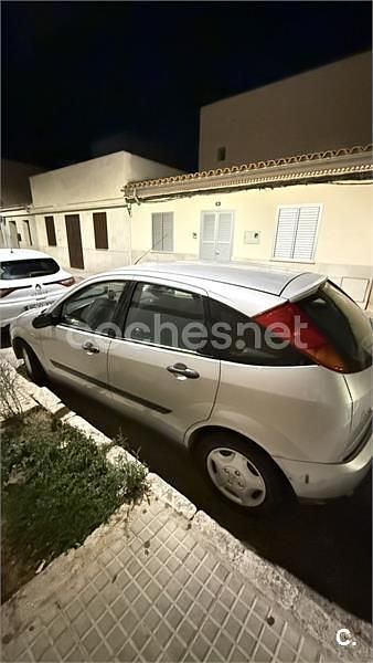 Usado Ford Focus Trend 90 CV (66 kW) 2001 Gris / plata Berlina
