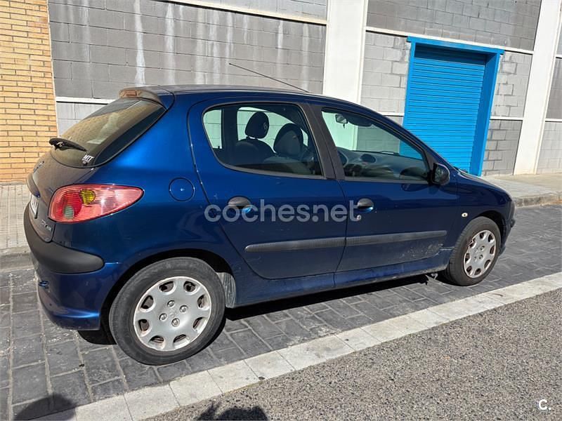 Usado Peugeot 206 70 CV (51 kW) 2006 Azul Berlina