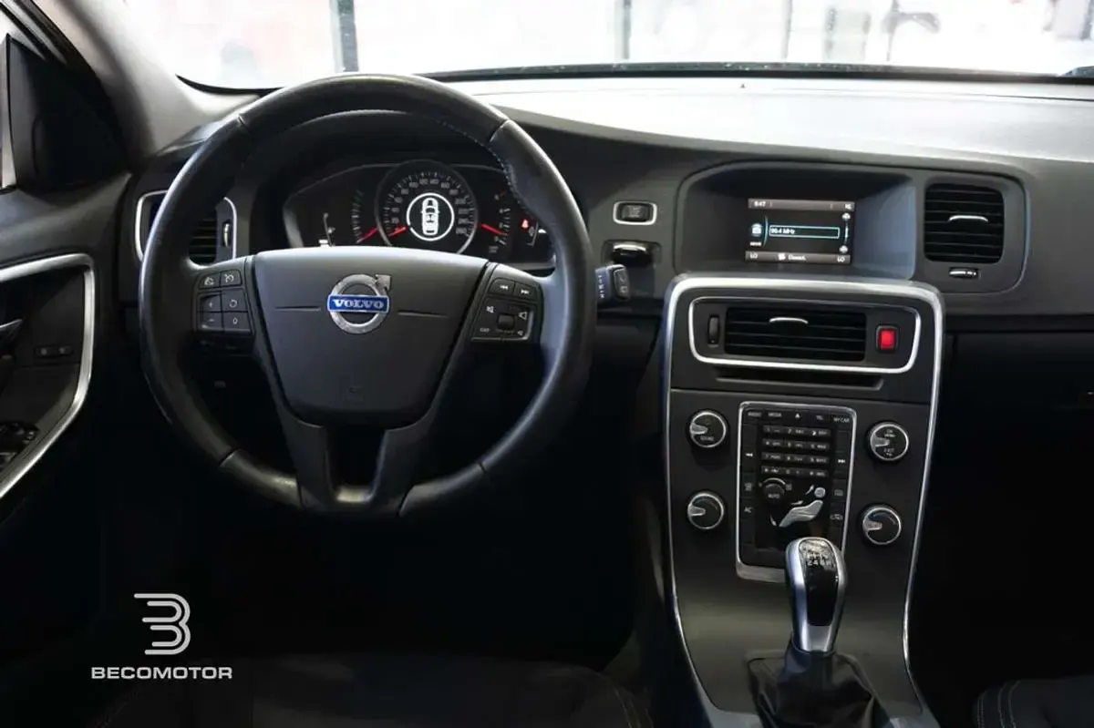Usado Volvo V60 Momentum 120 CV (88 kW) 2016 Blanco Familiar