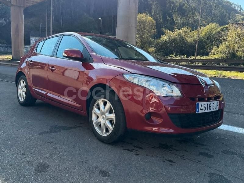 Usado Renault Mégane Dynamique 110 CV (80 kW) 2009 Granate Berlina