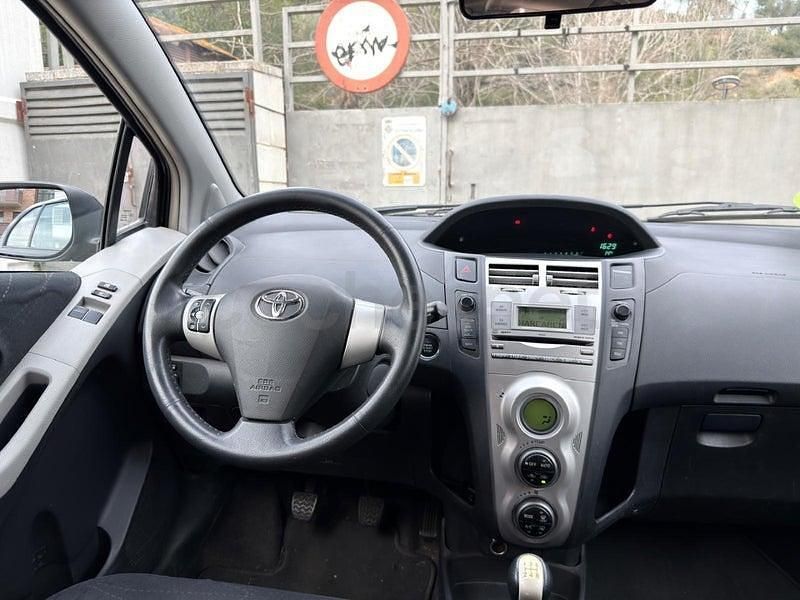 Usado Toyota Yaris Sol 87 CV (63 kW) 2006 Negro Berlina