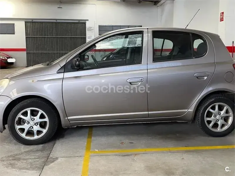 Usado Toyota Yaris Luna 75 CV (55 kW) 2003 Gris / plata Berlina
