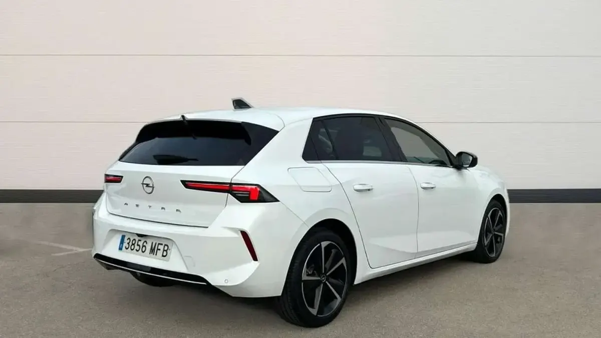 Używany Opel Astra Elegance 131 KM (96 kW) 2023 Biały Hatchback