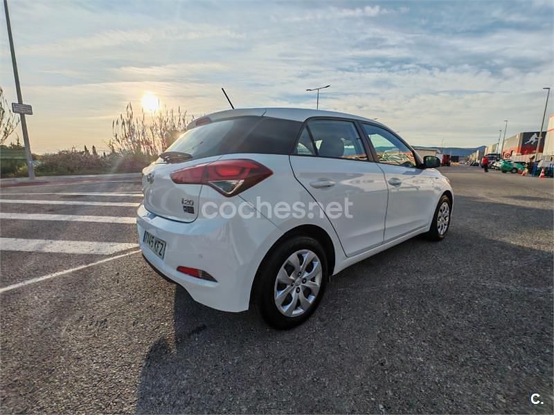 Usado Hyundai i20 84 CV (61 kW) 2017 Blanco Berlina