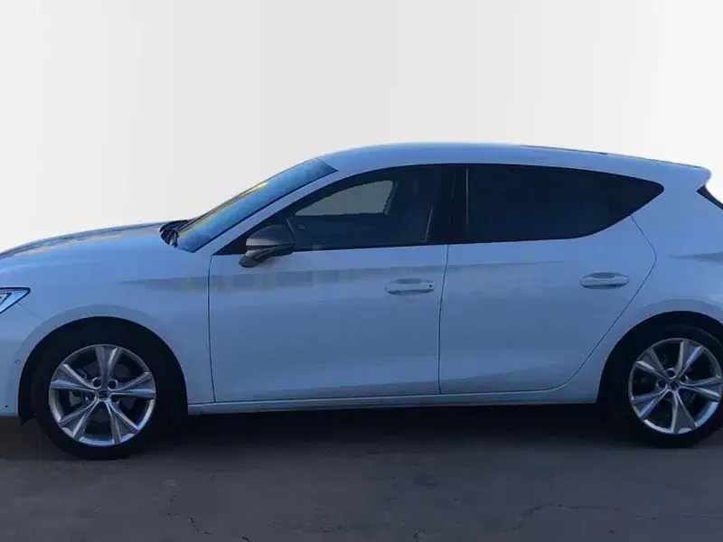 Usado Seat Leon FR 150 CV (110 kW) 2024 Blanco Familiar