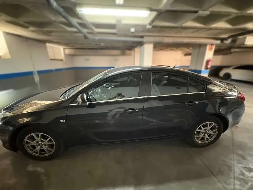 Usado Opel Insignia Business 120 CV (88 kW) 2014 Negro Familiar
