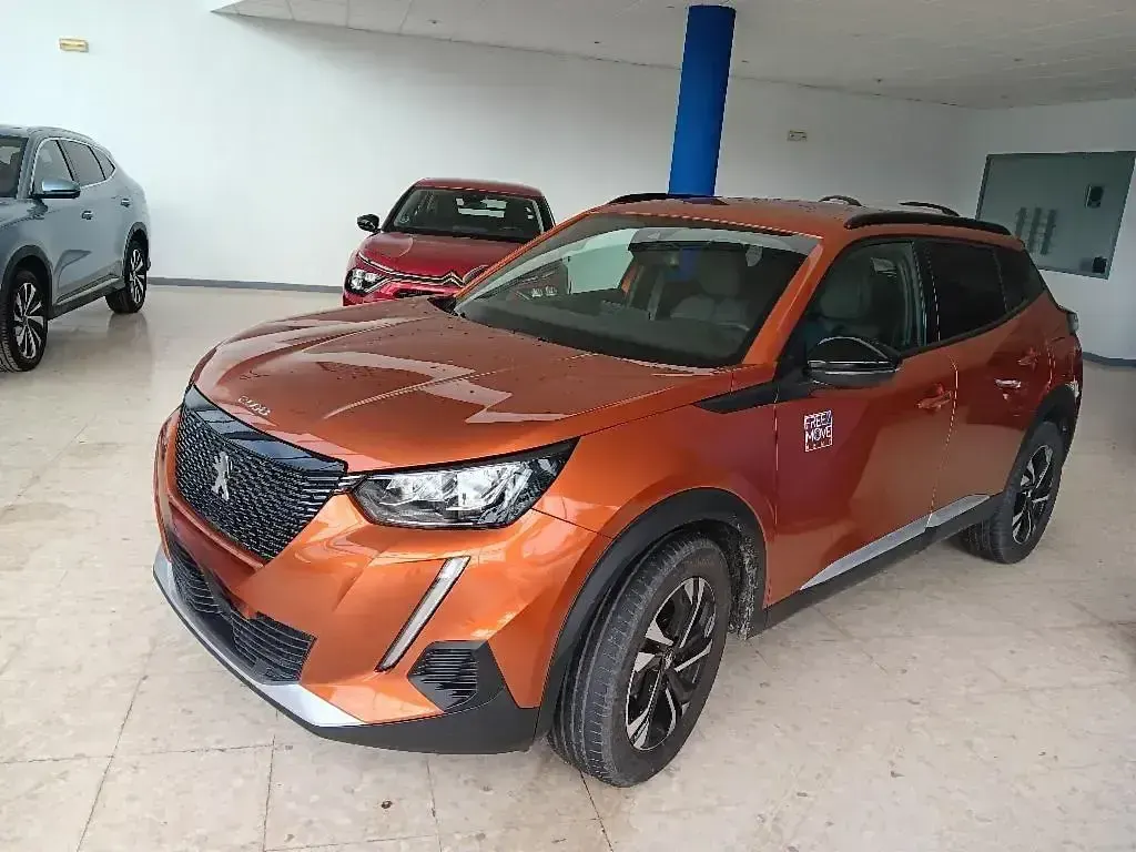 Usado Peugeot 2008 Allure 130 CV (95 kW) 2023 Naranja SUV