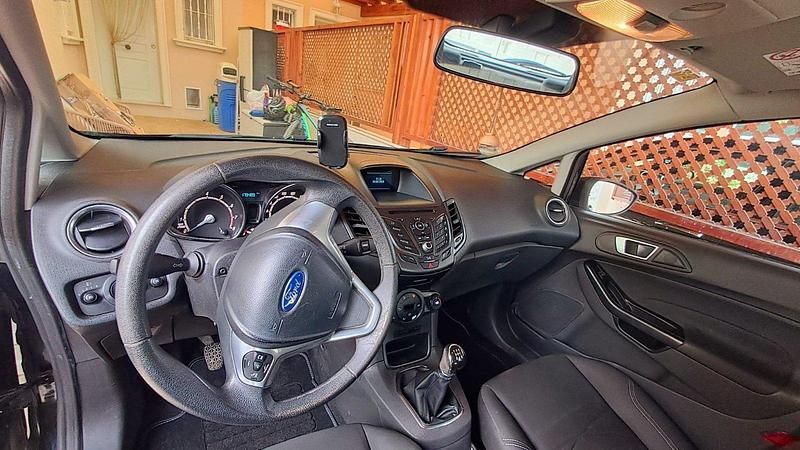 Usado Ford Fiesta Trend 82 CV (60 kW) 2015 Negro