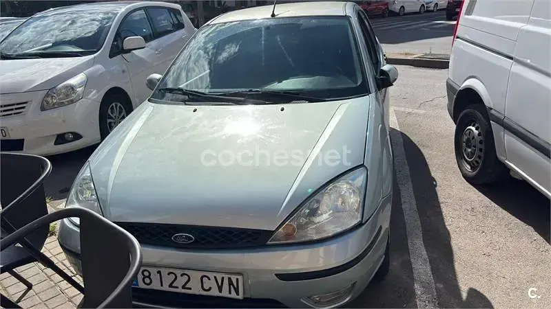 Usado Ford Focus Trend 115 CV (84 kW) 2004 Gris / plata Berlina