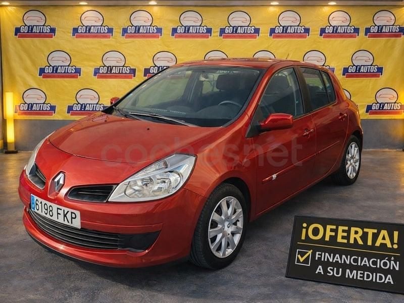 Usado Renault Clio II Dynamique 100 CV (73 kW) 2006 Granate Berlina