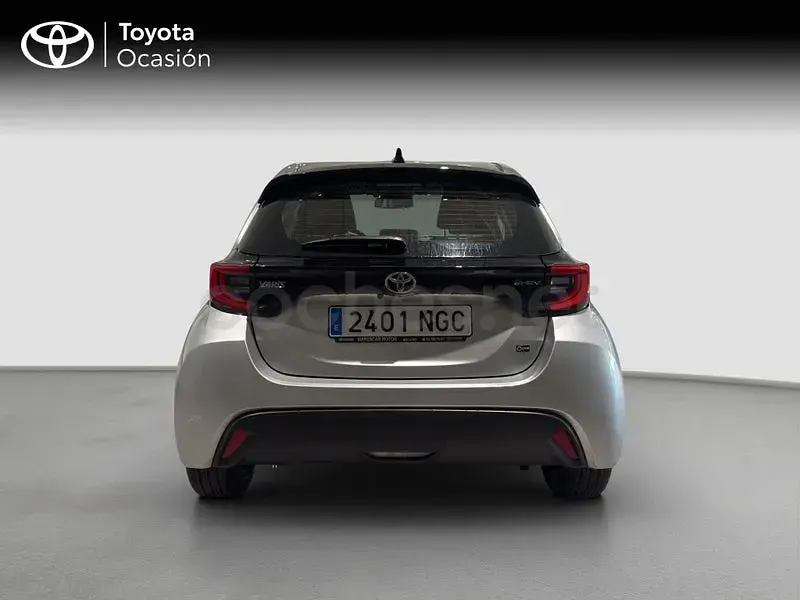 Usado Toyota Yaris Hybrid Active 116 CV (85 kW) 2025 Gris / plata Berlina
