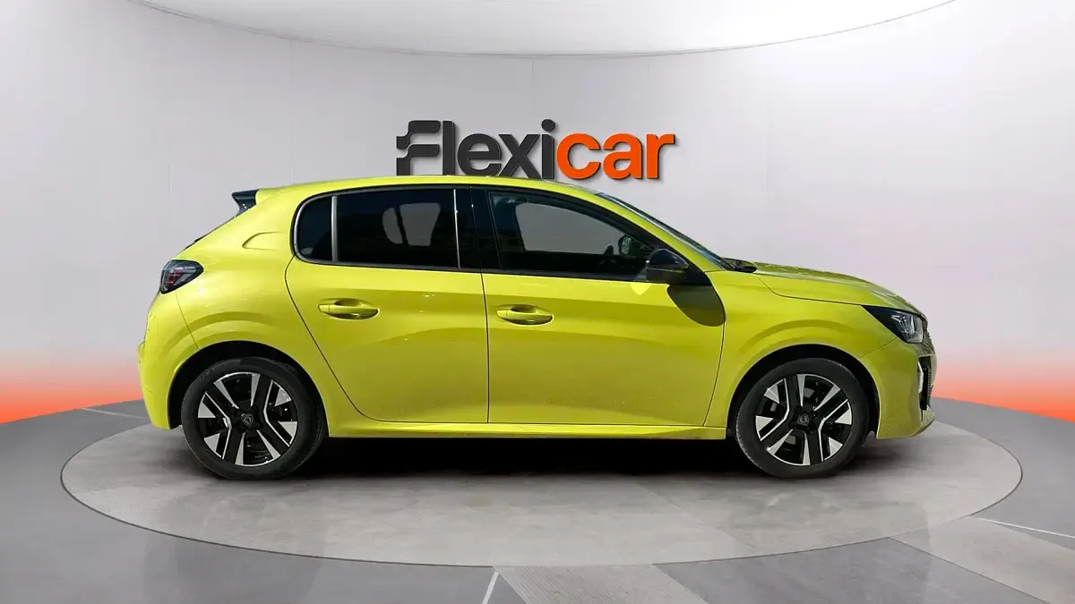 Usado Peugeot 208 Allure 101 CV (74 kW) 2025 Amarillo Utilitario