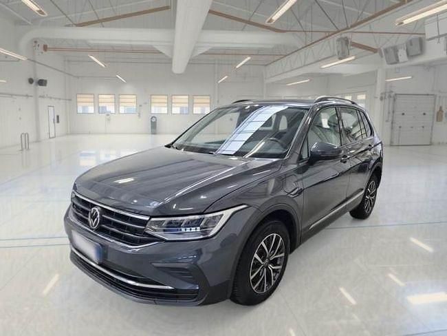 Usado VW Tiguan Life 245 CV (180 kW) 2023 Gris / plata SUV