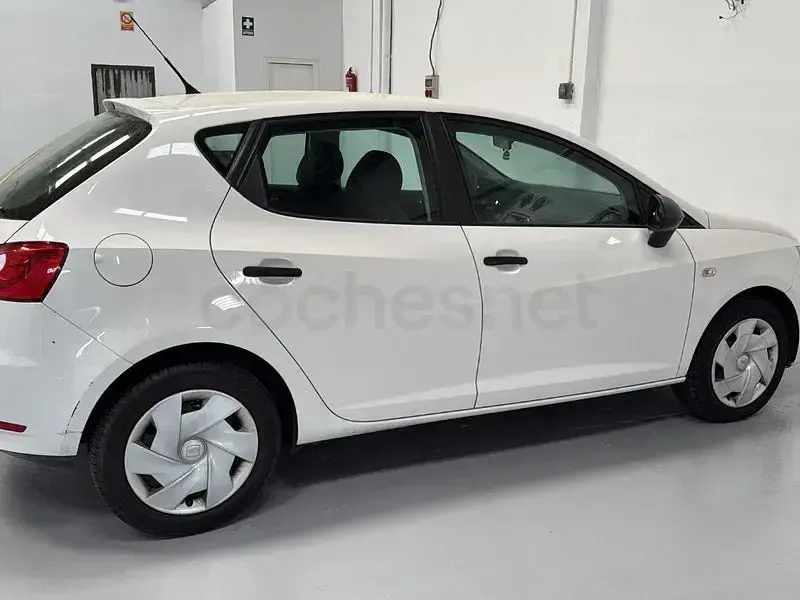 Usado Seat Ibiza Reference 90 CV (66 kW) 2012 Blanco Berlina