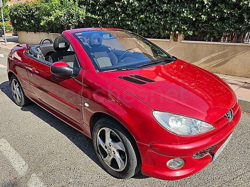 Usado Peugeot 206 CC 110 CV (80 kW) 2004 Granate Descapotable