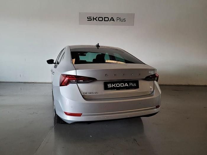 Gris plata Usado 2022 Skoda Octavia Style Berlina | 28.700 € (Un poco caro) - Imagen 1/4