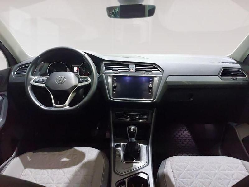 Usado VW Tiguan Life 130 CV (95 kW) 2023 Plata reflex (metalizado) SUV
