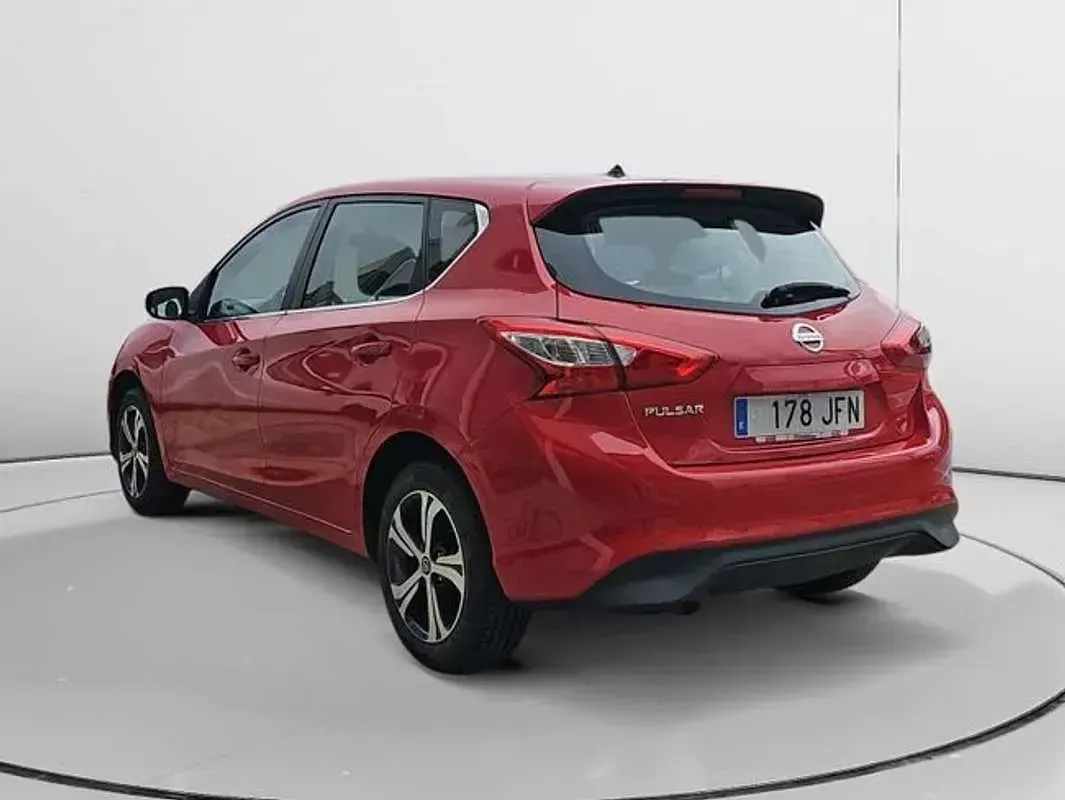 Usado Nissan Pulsar Acenta 116 CV (85 kW) 2015 Rojo Utilitario