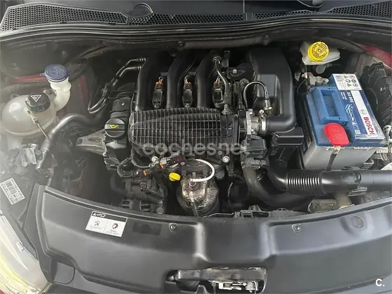 Usado Peugeot 208 Style 82 CV (60 kW) 2017 Granate Utilitario