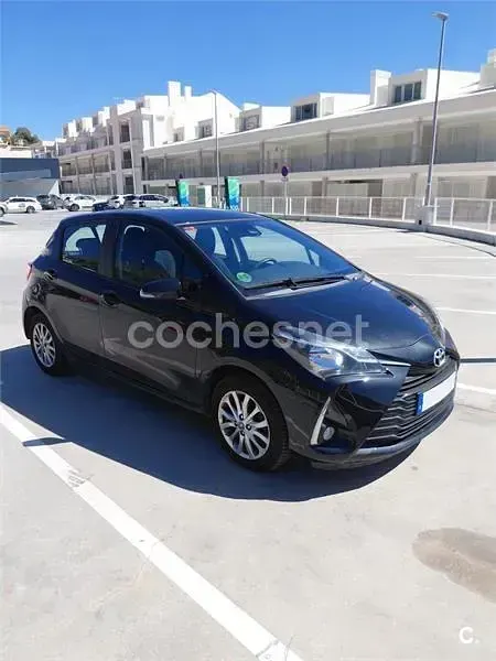 Usado Toyota Yaris City 69 CV (50 kW) 2017 Negro Berlina