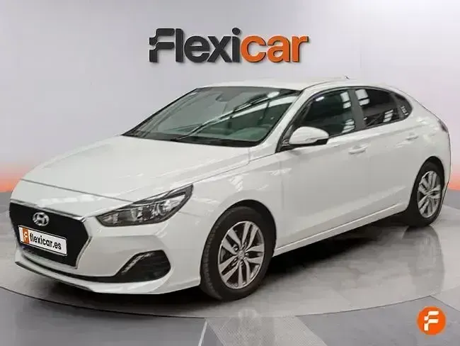 Usado Hyundai i30 120 CV (88 kW) 2019 Blanco Berlina