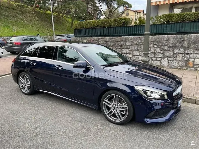 Usado Mercedes CLA220 Shooting Brake 177 CV (130 kW) 2018 Azul Familiar