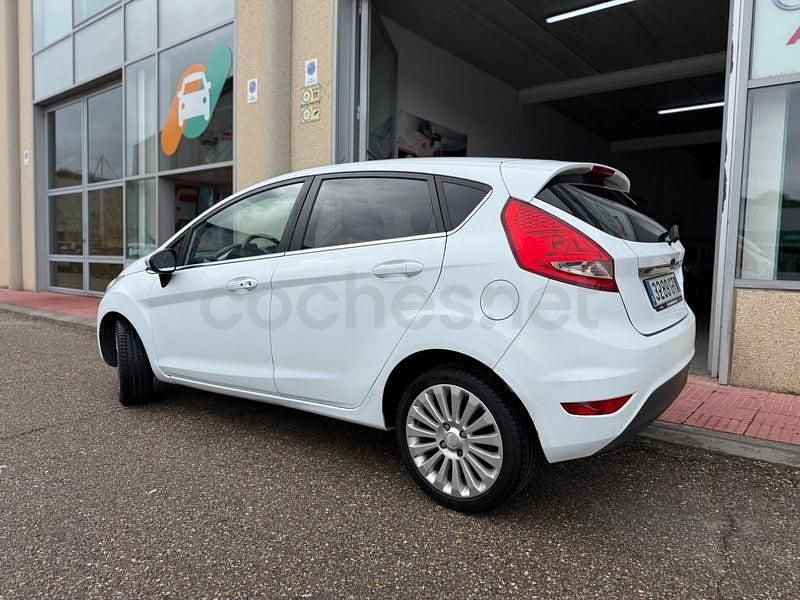 Usado Ford Fiesta Trend 95 CV (69 kW) 2010 Blanco Utilitario