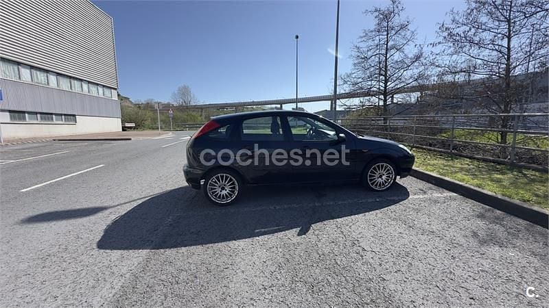 Usado Ford Focus Ghia 90 CV (66 kW) 2002 Negro Berlina