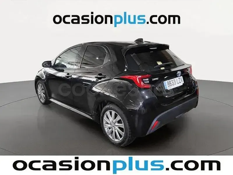 Usado Toyota Yaris Hybrid Active 116 CV (85 kW) 2022 Negro Berlina