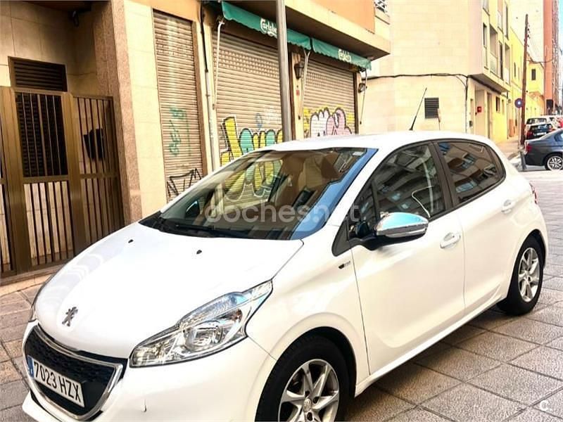 Usado Peugeot 208 Style 82 CV (60 kW) 2014 Blanco Utilitario