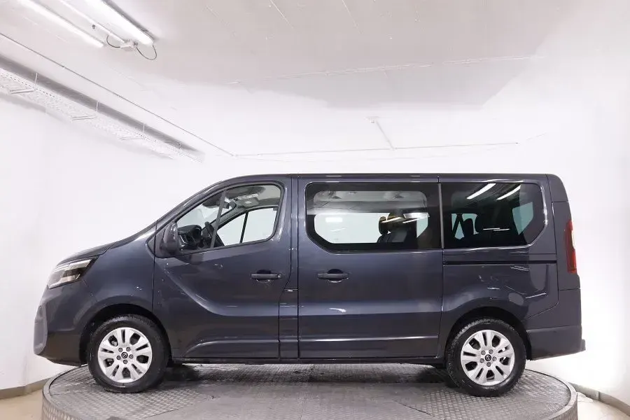 Usado Nissan Primastar Tekna 150 CV (110 kW) 2025 Gris Monovolumen
