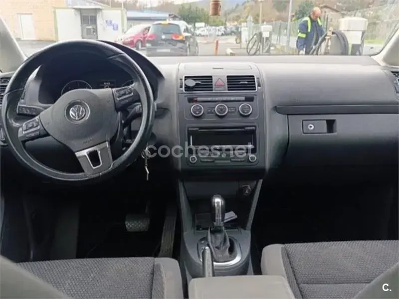 Usado VW Touran Advance 140 CV (102 kW) 2013 Gris / plata Monovolumen