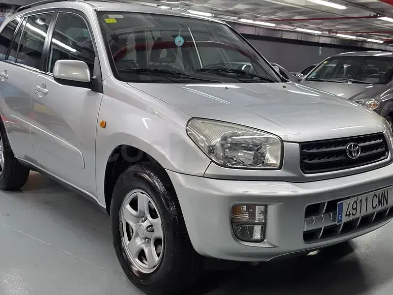 Usado Toyota RAV4 Luna 125 CV (91 kW) 2004 Gris / plata SUV
