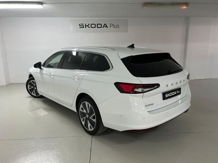 Usado Skoda Superb Selection 150 CV (110 kW) 2024 Blanco Familiar