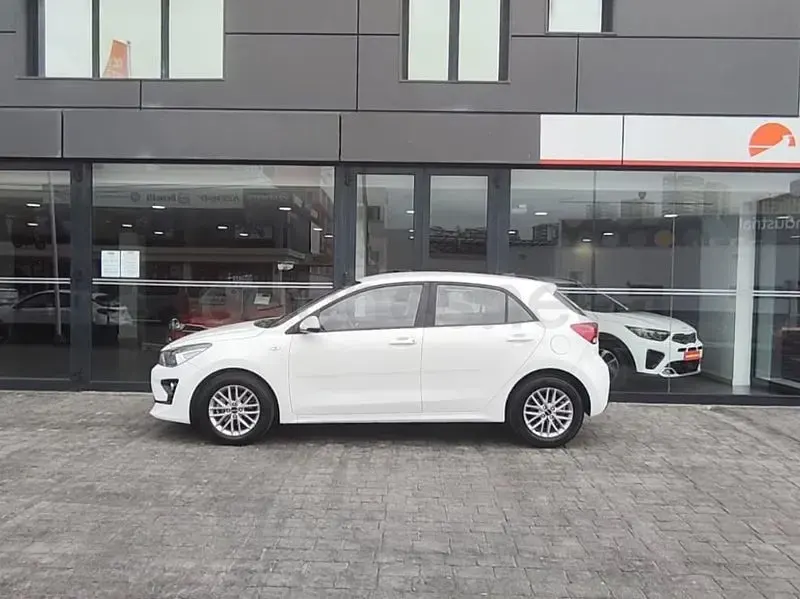 Usado Kia Rio 100 CV (73 kW) 2023 Blanco Berlina