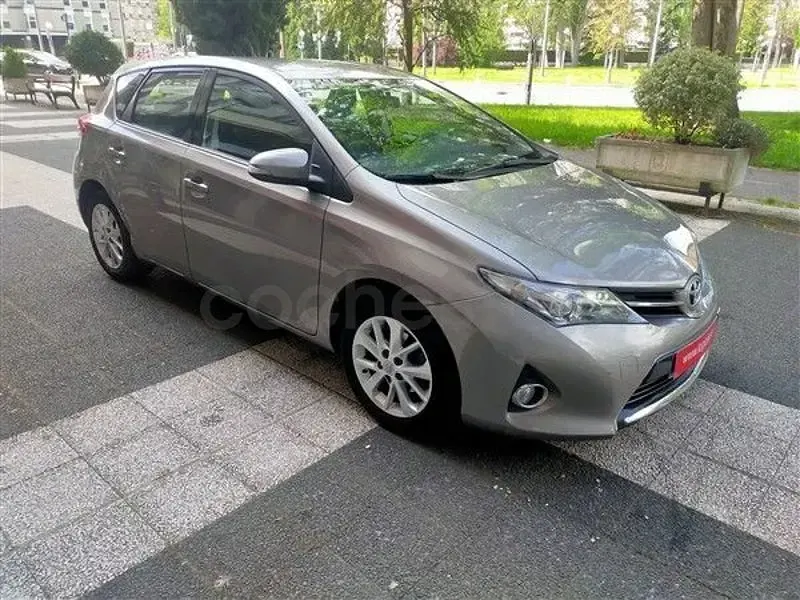 Używany Toyota Auris Active 132 KM (97 kW) 2014 Beżowy Sedan/Limuzyna