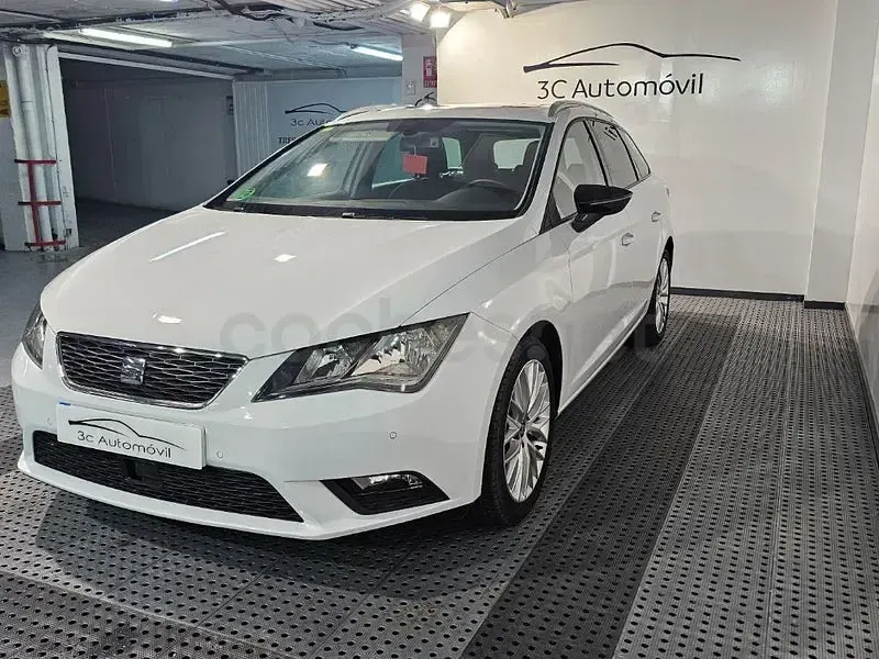 Usado Seat Leon Style 150 CV (110 kW) 2015 Blanco Familiar