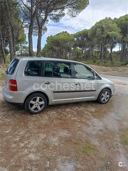 Usado VW Touran Trendline 100 CV (73 kW) 2003 Gris / plata Monovolumen