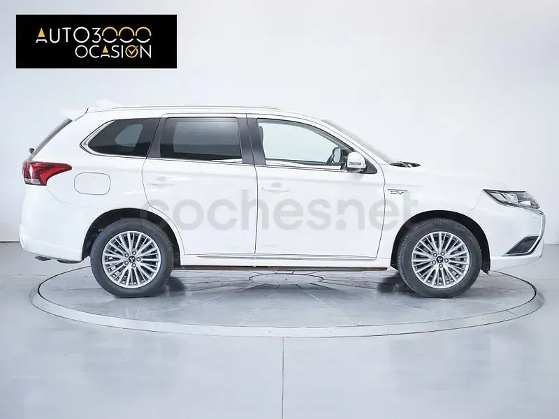 Usado Mitsubishi Outlander P-HEV Motion 224 CV (164 kW) 2019 Blanco SUV
