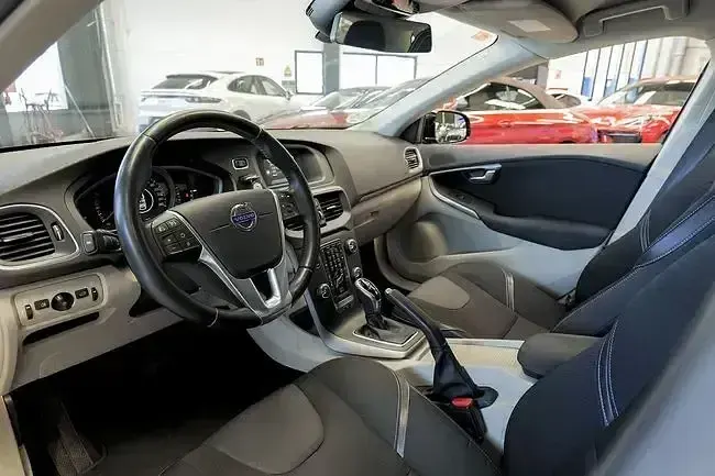 Usado Volvo V40 Momentum 180 CV (132 kW) 2014 Negro Utilitario