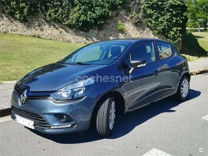 Usado Renault Clio IV Business 75 CV (55 kW) 2018 Gris / plata Berlina