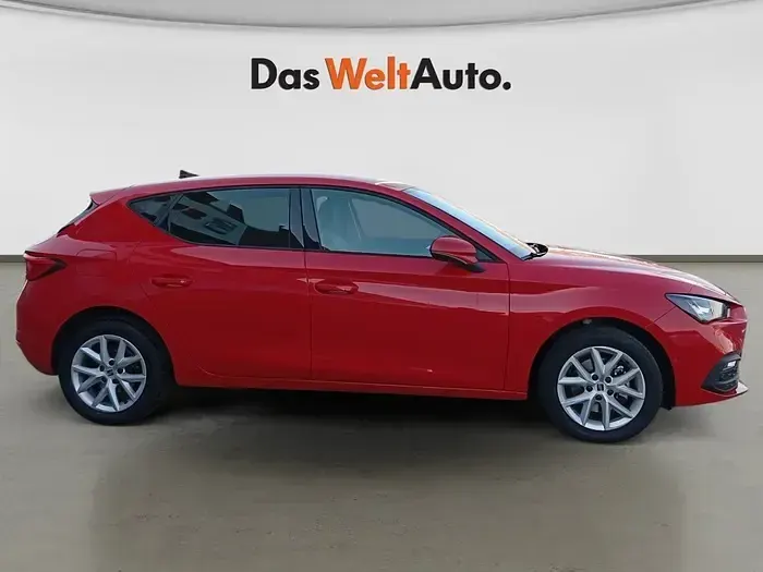 Usado Seat Leon Style 110 CV (80 kW) 2022 Rojo Berlina